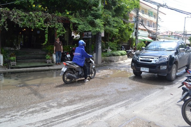 นิสิตสาวมน.โพสต์บ้าง อาบน้ำคู่ถนนพัง