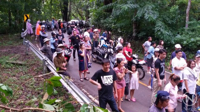 ฝนถล่มแม่กำปอง
ซัดต้นไม้ใหญ่ล้มขวางถนน
รถติดนานนับชั่วโมง