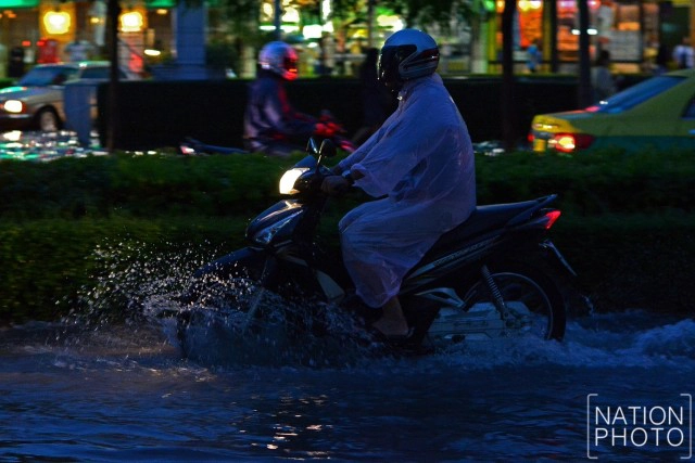 น้ำขัง...หน้าตลาดบองมาร์เช่