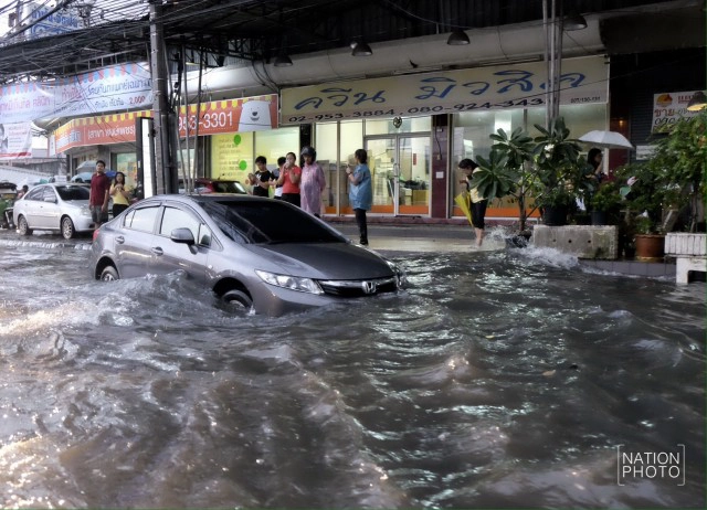 แยกพงษ์เพชร น้ำท่วมขัง สูงเกินหัวเข่า