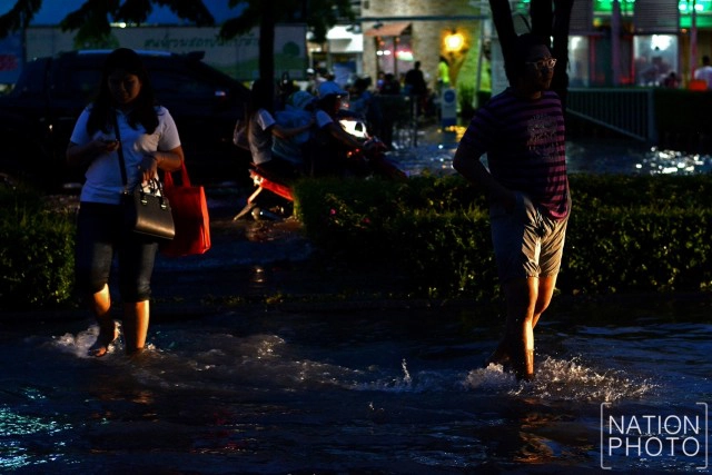 น้ำขัง...หน้าตลาดบองมาร์เช่