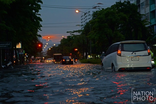 น้ำขัง...หน้าตลาดบองมาร์เช่