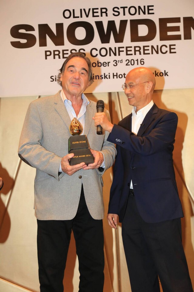 World Film มอบรางวัล "Lotus Award"
ให้'โอลิเวอร์ สโตน' ผู้กำกับ Snowden