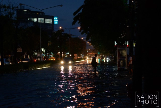 น้ำขัง...หน้าตลาดบองมาร์เช่