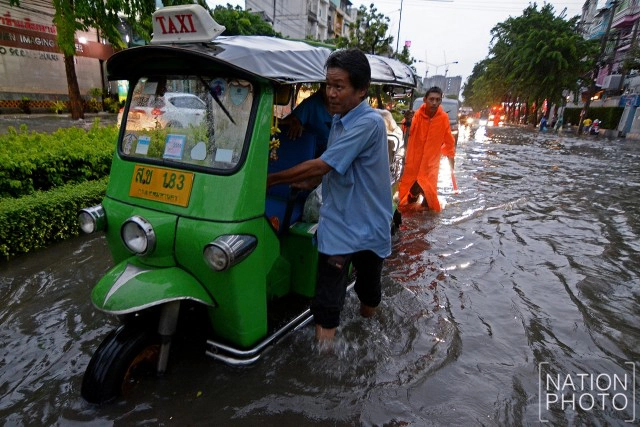 น้ำขัง...หน้าตลาดบองมาร์เช่