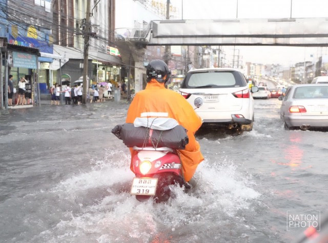 แยกพงษ์เพชร น้ำท่วมขัง สูงเกินหัวเข่า