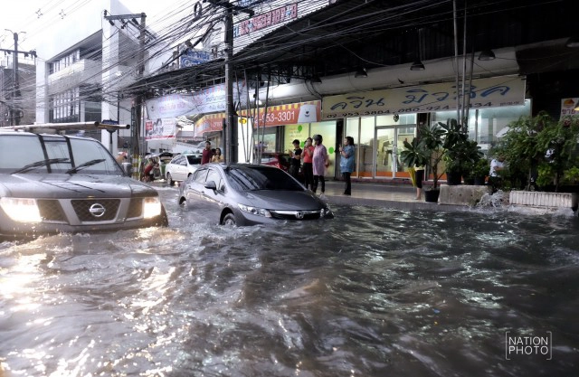 แยกพงษ์เพชร น้ำท่วมขัง สูงเกินหัวเข่า