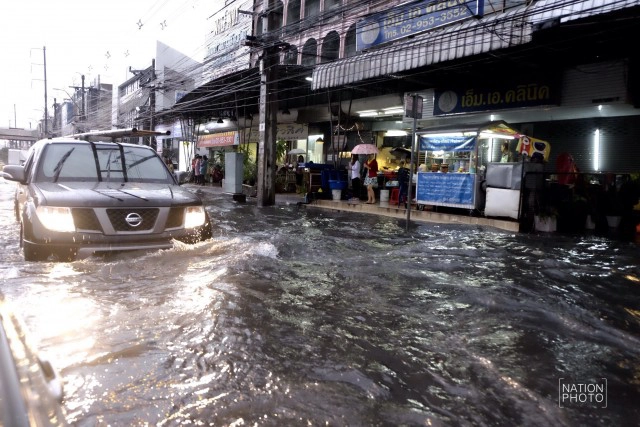 แยกพงษ์เพชร น้ำท่วมขัง สูงเกินหัวเข่า