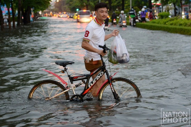 น้ำขัง...หน้าตลาดบองมาร์เช่