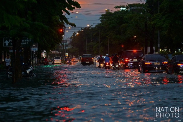 น้ำขัง...หน้าตลาดบองมาร์เช่