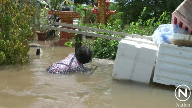 ชาวบ้านอ่างทองยังต้องใช้ชีวิตอยู่กับน้ำ ขณะที่เจ้าพระยาลดระดับลงต่อเนื่อง
