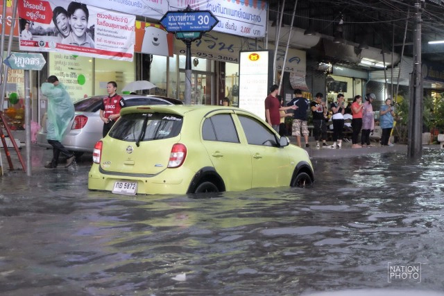 แยกพงษ์เพชร น้ำท่วมขัง สูงเกินหัวเข่า