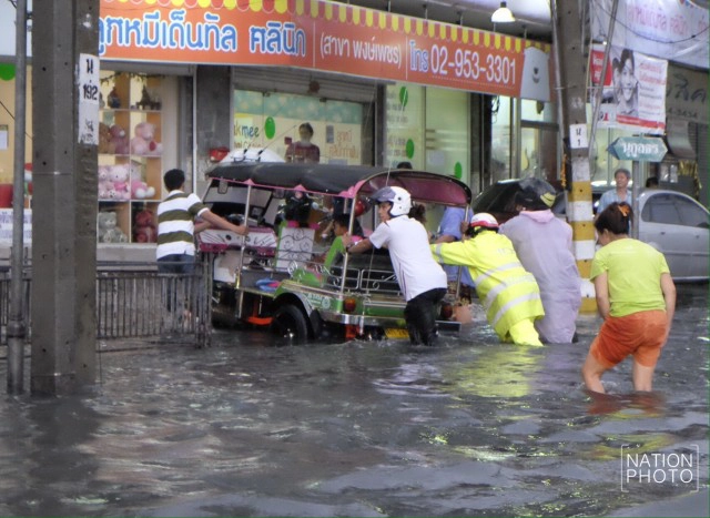 แยกพงษ์เพชร น้ำท่วมขัง สูงเกินหัวเข่า