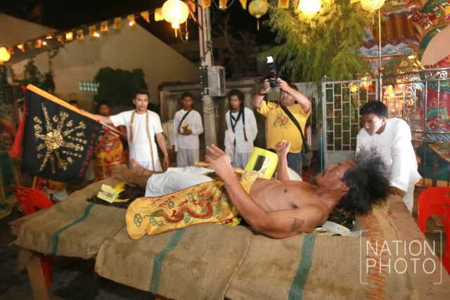 ภาพชุด พิธีลุยเศษแก้ว "ม้าทรงยะลา"