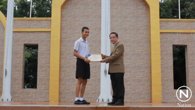 มอบเกียรติบัตรเชิดชู 3 นร.จ่านกร้อง ช่วยลุงออกจากรถยนต์ไฟไหม้