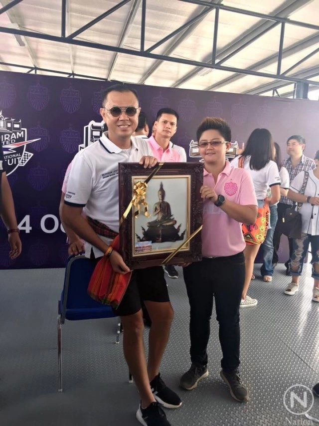 กลุ่มเพื่อน"เนวิน"
อวยพรวันเกิดครบ 58 ปี