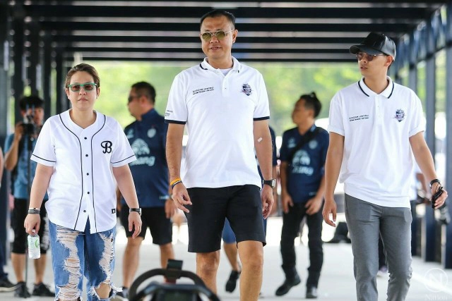 กลุ่มเพื่อน"เนวิน"
อวยพรวันเกิดครบ 58 ปี