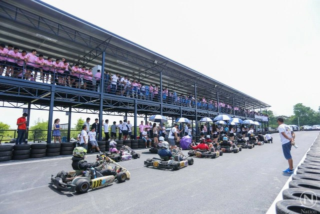 กลุ่มเพื่อน"เนวิน"
อวยพรวันเกิดครบ 58 ปี