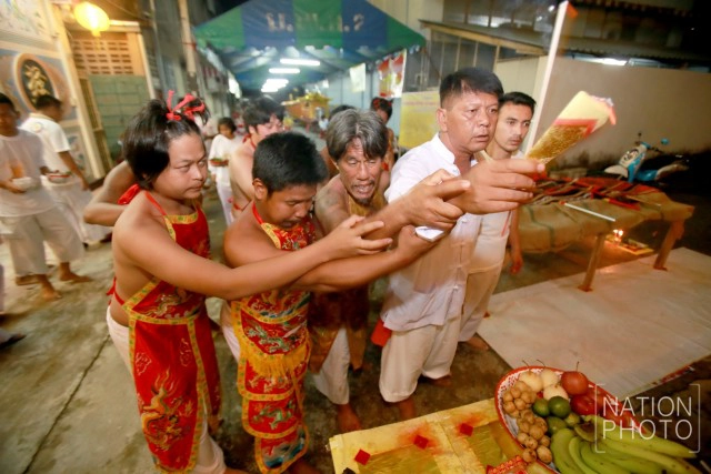 ภาพชุด พิธีลุยเศษแก้ว "ม้าทรงยะลา"