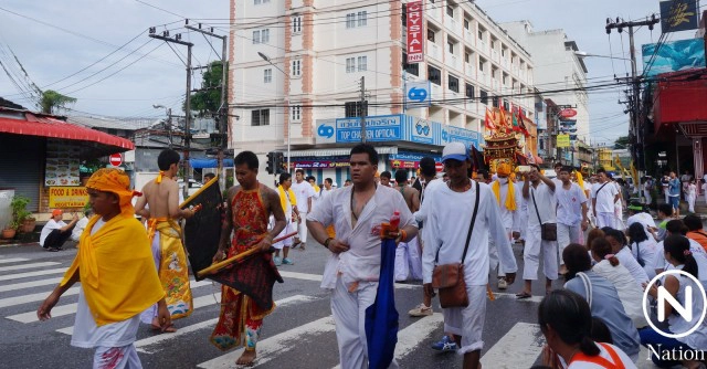 แห่พระรอบเมืองภูเก็ต ม้าทรงชายหญิง ทิ่มแทงร่างกาย รับเคราะห์แทนผู้ร่วมถือศีลกินผัก