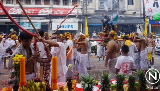 แห่พระรอบเมืองภูเก็ต ม้าทรงชายหญิง ทิ่มแทงร่างกาย รับเคราะห์แทนผู้ร่วมถือศีลกินผัก