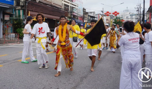 แห่พระรอบเมืองภูเก็ต ม้าทรงชายหญิง ทิ่มแทงร่างกาย รับเคราะห์แทนผู้ร่วมถือศีลกินผัก