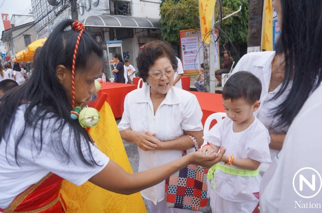 แห่พระรอบเมืองภูเก็ต ม้าทรงชายหญิง ทิ่มแทงร่างกาย รับเคราะห์แทนผู้ร่วมถือศีลกินผัก