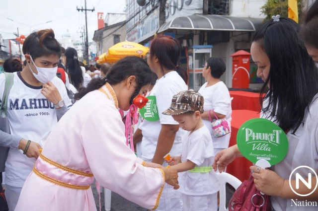 แห่พระรอบเมืองภูเก็ต ม้าทรงชายหญิง ทิ่มแทงร่างกาย รับเคราะห์แทนผู้ร่วมถือศีลกินผัก