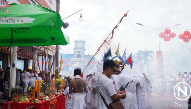 แห่พระรอบเมืองภูเก็ต ม้าทรงชายหญิง ทิ่มแทงร่างกาย รับเคราะห์แทนผู้ร่วมถือศีลกินผัก