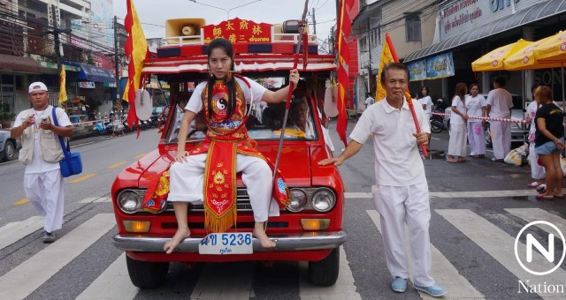 แห่พระรอบเมืองภูเก็ต ม้าทรงชายหญิง ทิ่มแทงร่างกาย รับเคราะห์แทนผู้ร่วมถือศีลกินผัก