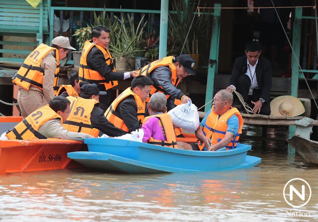 นายกตู่ ลงเรือแจกของบ้านน้ำท่วมกรุงเก่า