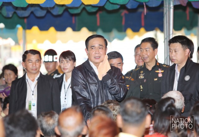 นายกตู่ ลงเรือแจกของบ้านน้ำท่วมกรุงเก่า