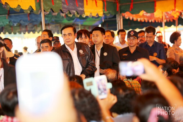 นายกตู่ ลงเรือแจกของบ้านน้ำท่วมกรุงเก่า