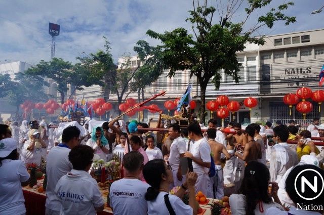 แห่พระรอบเมืองภูเก็ต ม้าทรงชายหญิง ทิ่มแทงร่างกาย รับเคราะห์แทนผู้ร่วมถือศีลกินผัก