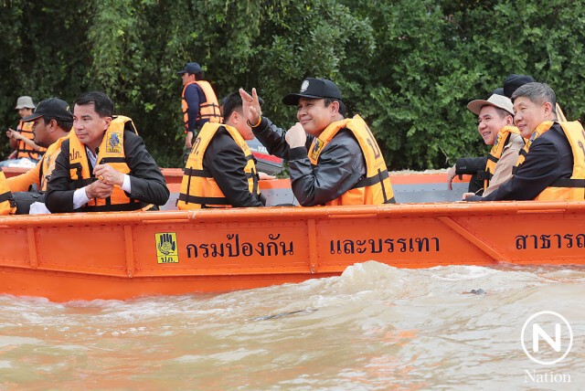 นายกตู่ ลงเรือแจกของบ้านน้ำท่วมกรุงเก่า