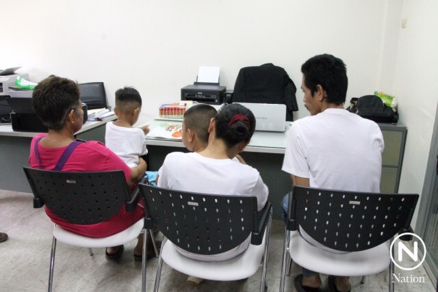 พ่อเด็ก 7 ขวบที่ถูกกระทืบเข้าพบตำรวจ