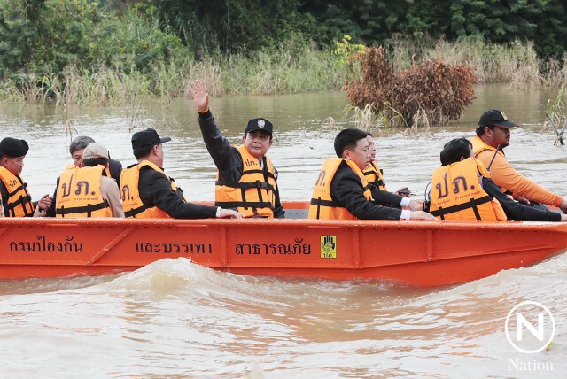 นายกตู่ ลงเรือแจกของบ้านน้ำท่วมกรุงเก่า