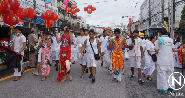 แห่พระรอบเมืองภูเก็ต ม้าทรงชายหญิง ทิ่มแทงร่างกาย รับเคราะห์แทนผู้ร่วมถือศีลกินผัก