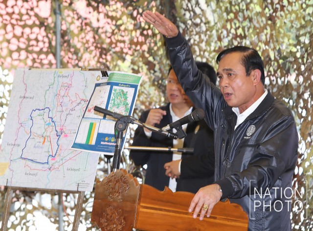 นายกตู่ ลงเรือแจกของบ้านน้ำท่วมกรุงเก่า