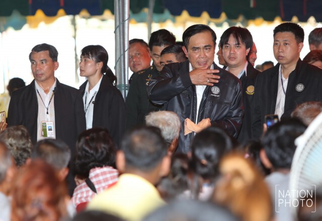 นายกตู่ ลงเรือแจกของบ้านน้ำท่วมกรุงเก่า