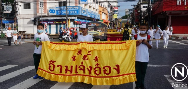 แห่พระรอบเมืองภูเก็ต ม้าทรงชายหญิง ทิ่มแทงร่างกาย รับเคราะห์แทนผู้ร่วมถือศีลกินผัก