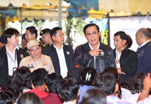 นายกตู่ ลงเรือแจกของบ้านน้ำท่วมกรุงเก่า