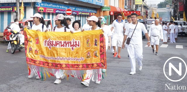 แห่พระรอบเมืองภูเก็ต ม้าทรงชายหญิง ทิ่มแทงร่างกาย รับเคราะห์แทนผู้ร่วมถือศีลกินผัก