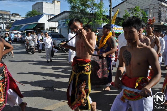 แห่พระรอบเมืองภูเก็ต ม้าทรงชายหญิง ทิ่มแทงร่างกาย รับเคราะห์แทนผู้ร่วมถือศีลกินผัก