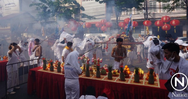 แห่พระรอบเมืองภูเก็ต ม้าทรงชายหญิง ทิ่มแทงร่างกาย รับเคราะห์แทนผู้ร่วมถือศีลกินผัก
