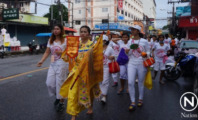 แห่พระรอบเมืองภูเก็ต ม้าทรงชายหญิง ทิ่มแทงร่างกาย รับเคราะห์แทนผู้ร่วมถือศีลกินผัก