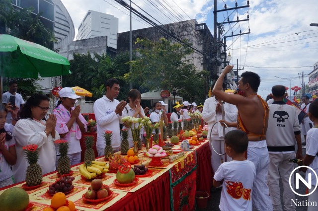 แห่พระรอบเมืองภูเก็ต ม้าทรงชายหญิง ทิ่มแทงร่างกาย รับเคราะห์แทนผู้ร่วมถือศีลกินผัก