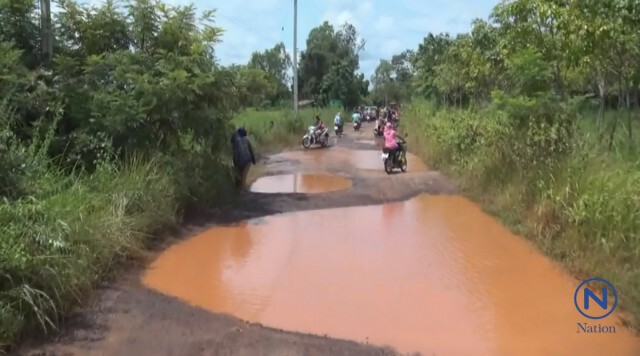 ชาวบ้านเมืองอุบลฯ ประชดรัฐ!
"อาบโคลน-เล่นน้ำ-ทอดแหกลางถนน"
หลังทนใช้ถนนพังนานกว่า 45 ปี