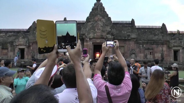 นทท.นับร้อยชมแสงอาทิตย์ ส่องผ่าน 15 ประตู "ปราสาทพนมรุ้ง"