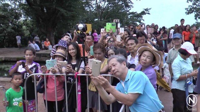 นทท.นับร้อยชมแสงอาทิตย์ ส่องผ่าน 15 ประตู "ปราสาทพนมรุ้ง"